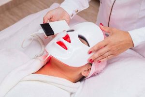 Limpieza facial con mascara LED 01
